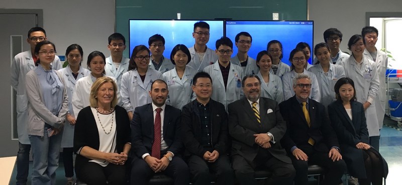 Foto-di-gruppo-della-delegazione-italiana-post-presentazione-con-alcuni-studenti-e-professori-dellOspedale-di-Shenzhen